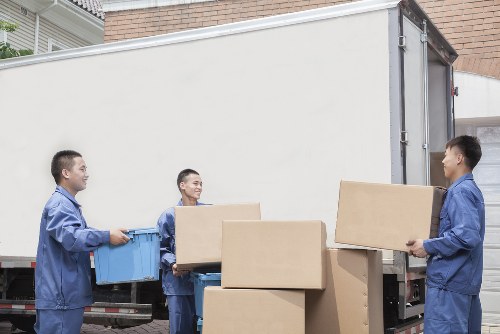 Practical storage space supporting moving, renovation, and business needs